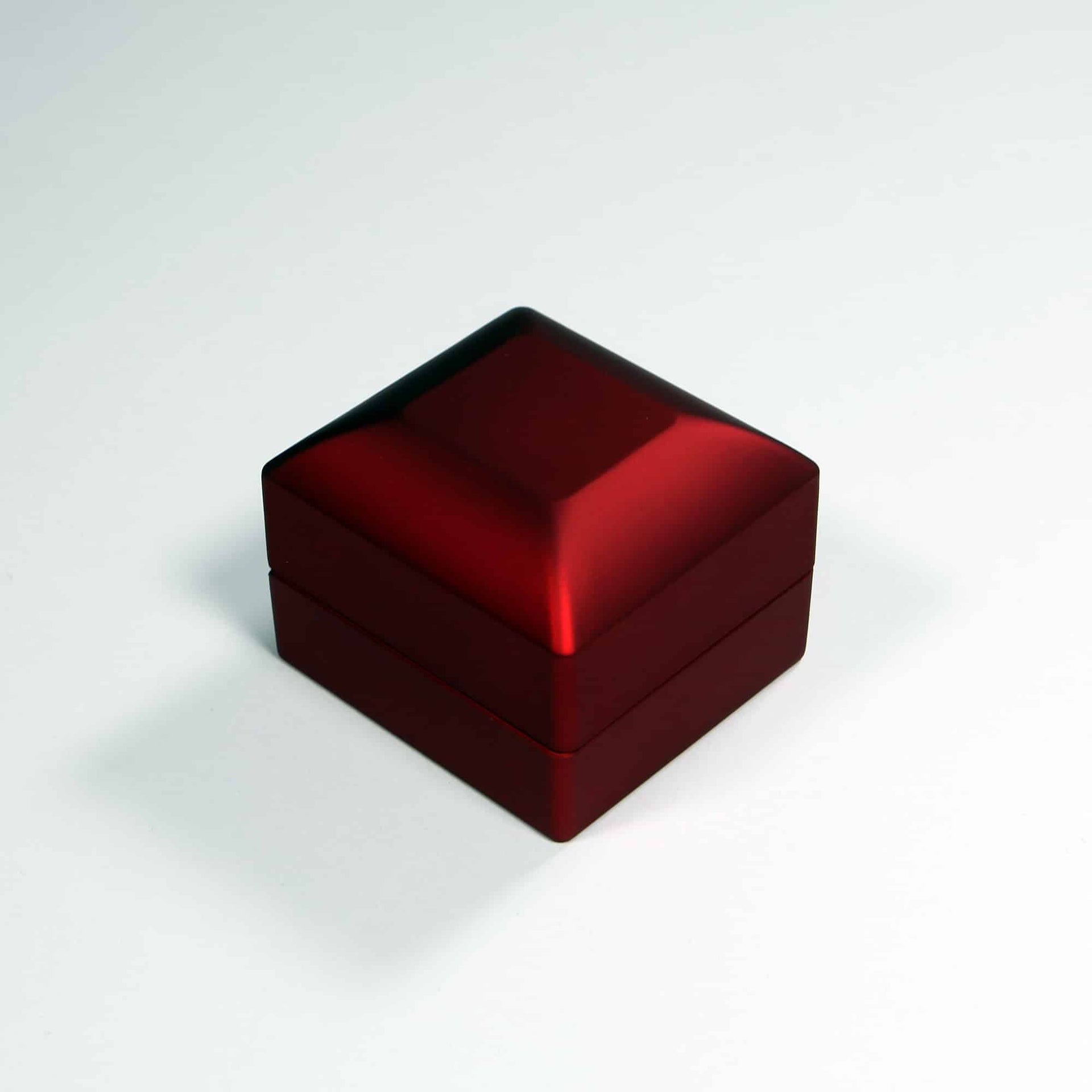 This is a red ring box that has a built in led light pointed down at the ring. Great for weddings, proposals, ,engagements or just to show off your gems!
