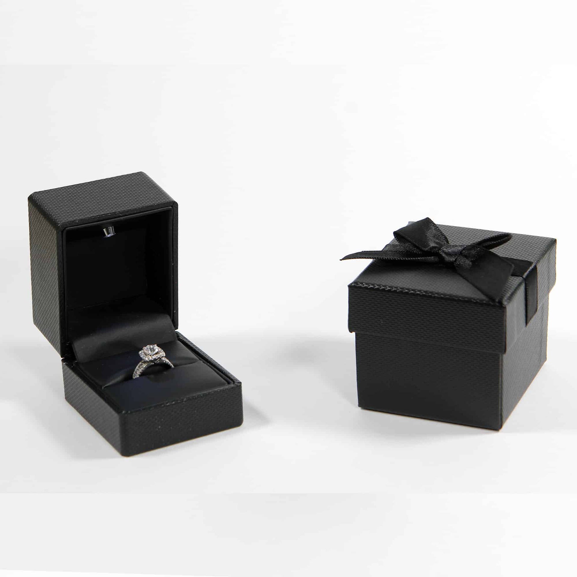 This is a modern black  ring box that has a built in led light pointed down at the ring. Great for weddings, proposals, ,engagements or just to show off your gems! Comes gift ready with a gift box.. .