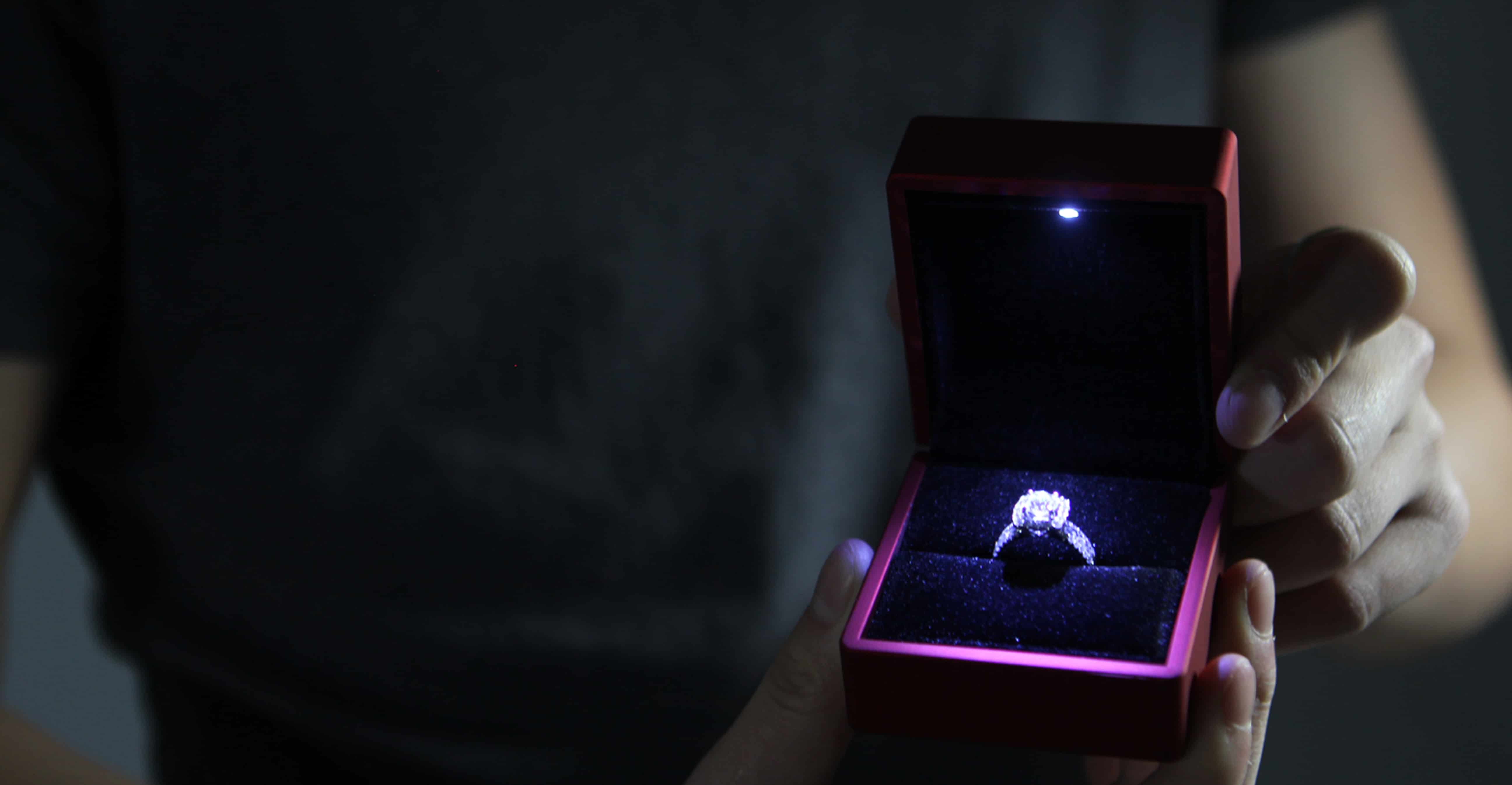 An engagement ring in an opened wooden box on grass. photo – Plain Image on  Unsplash