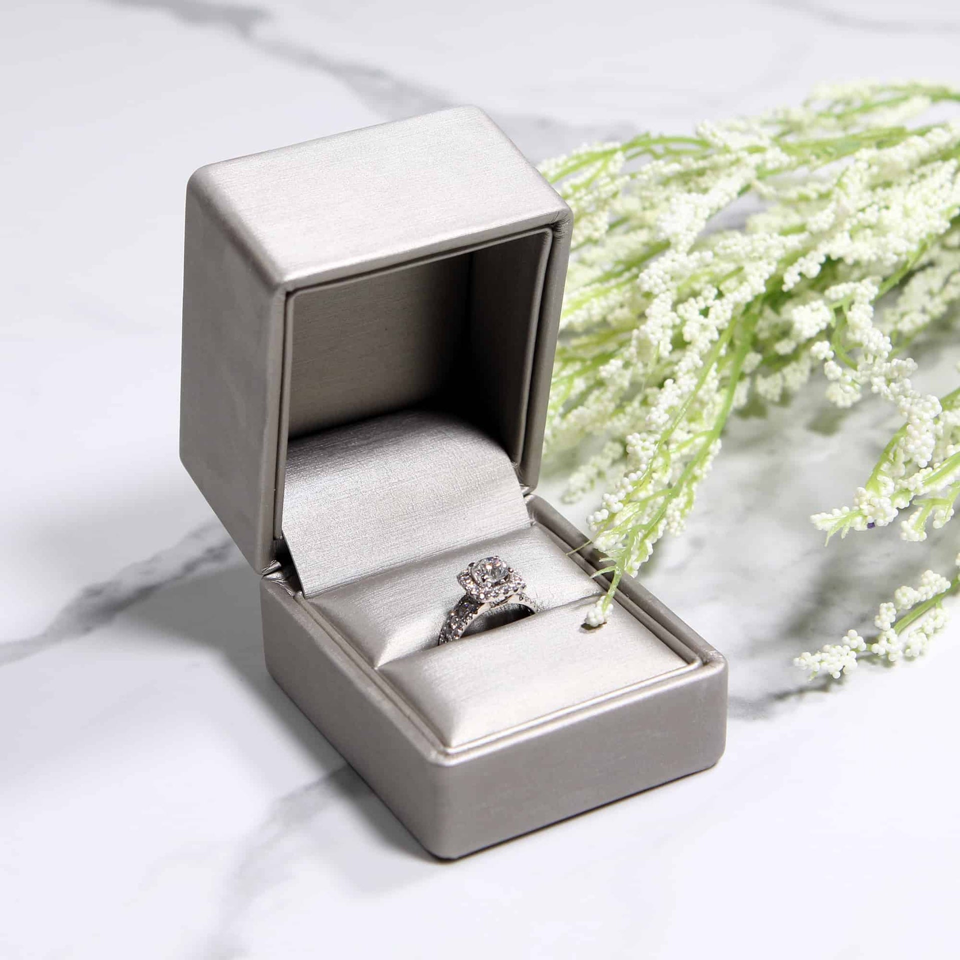 This champagne leather ring box encapsulates the spirit of victory! Celebrate your proposal or engagement with this beautiful light champagne colored ring box.